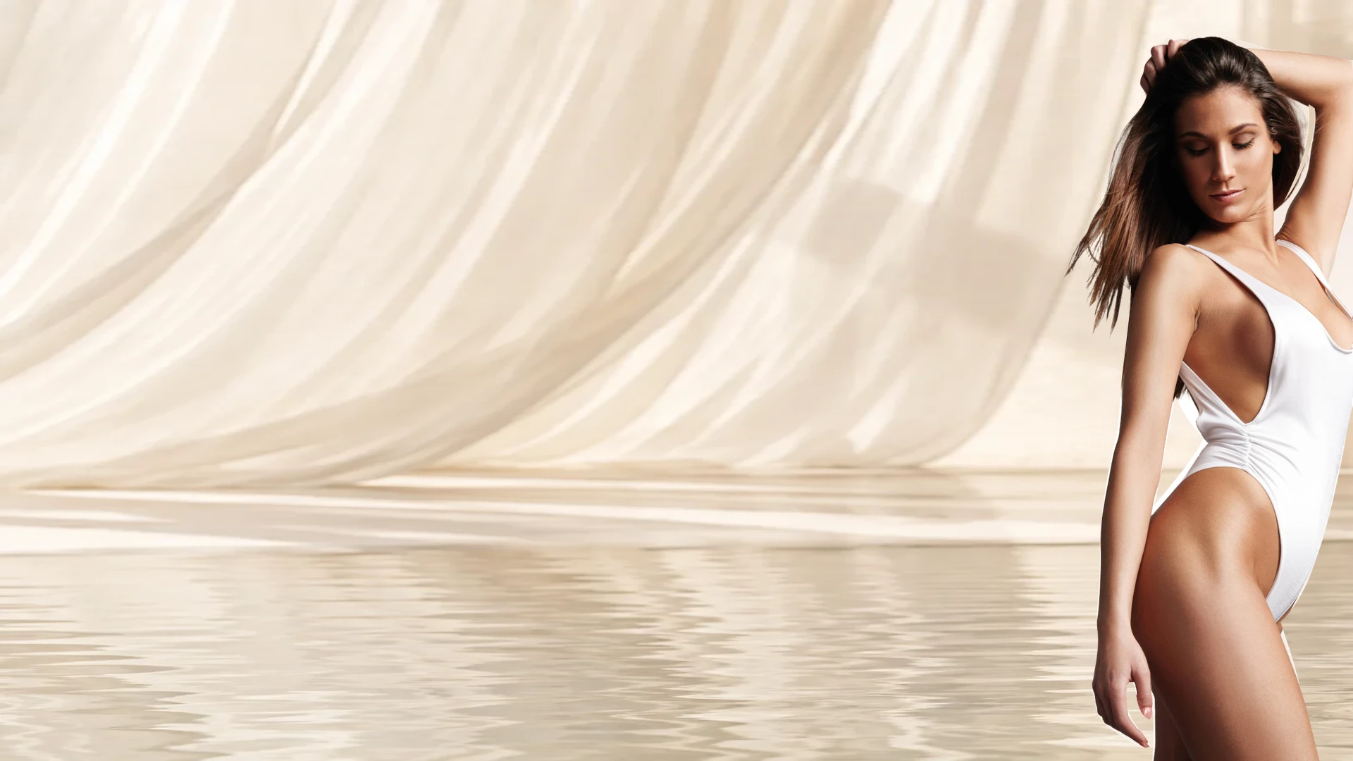 Fotografía editorial de la campaña de IBEA: mujer adulta con traje de baño blanco.