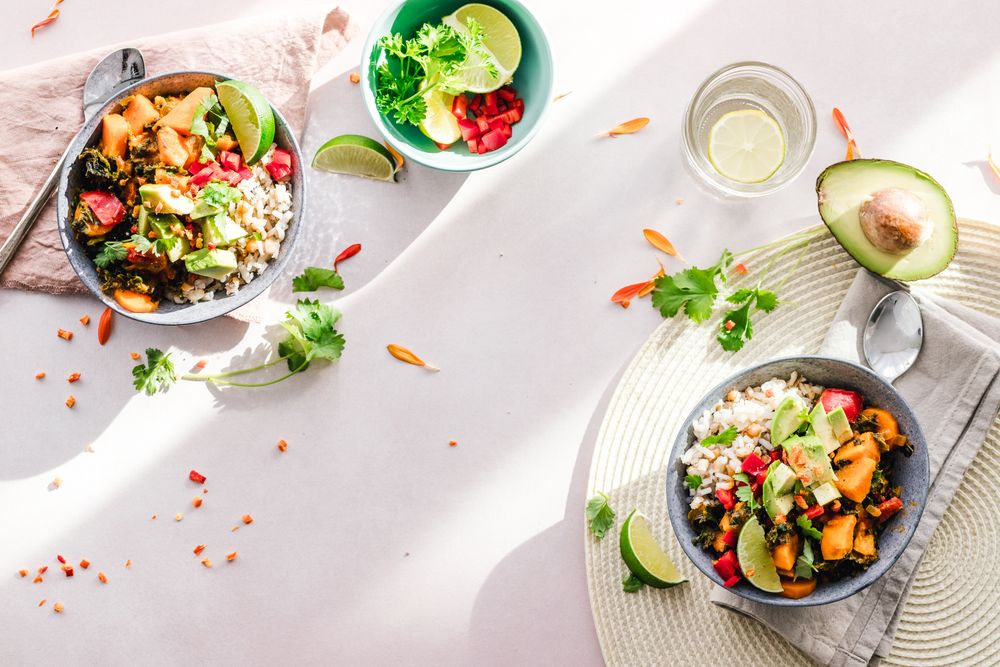 Platos con vegetales frescos como parte de una alimentación variada