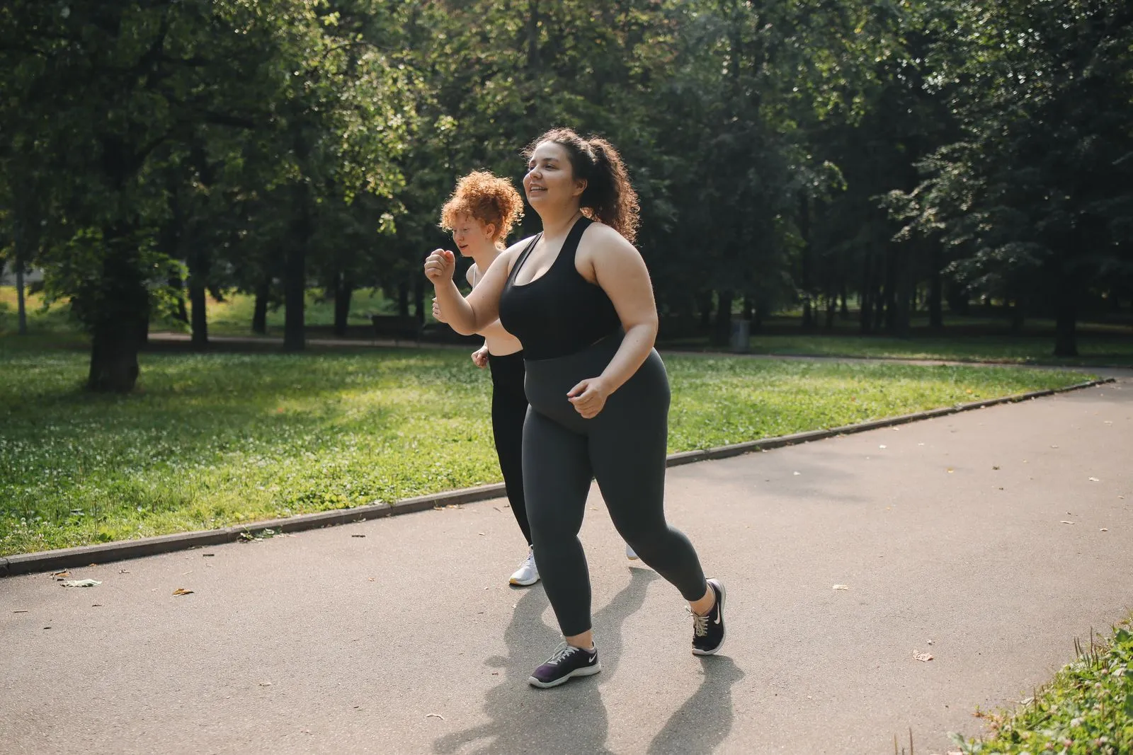 Dos mujeres trotando juntas en un parque
