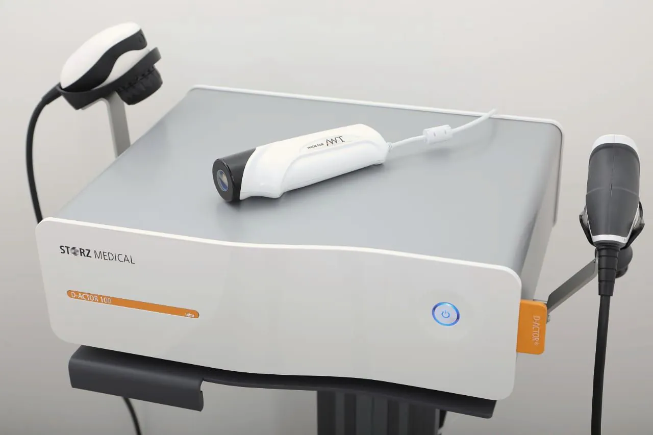 Consola STORZ Medical con el aplicador AWT y la pieza de mano