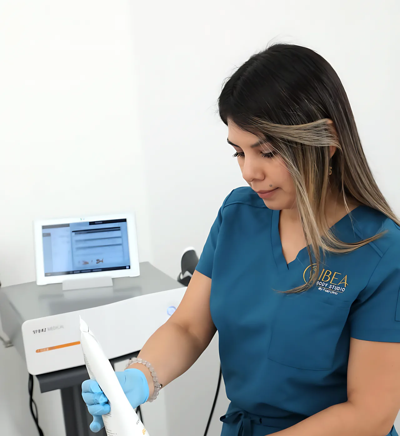 Fabiola Ulloa aplica el gel al comenzar una sesión